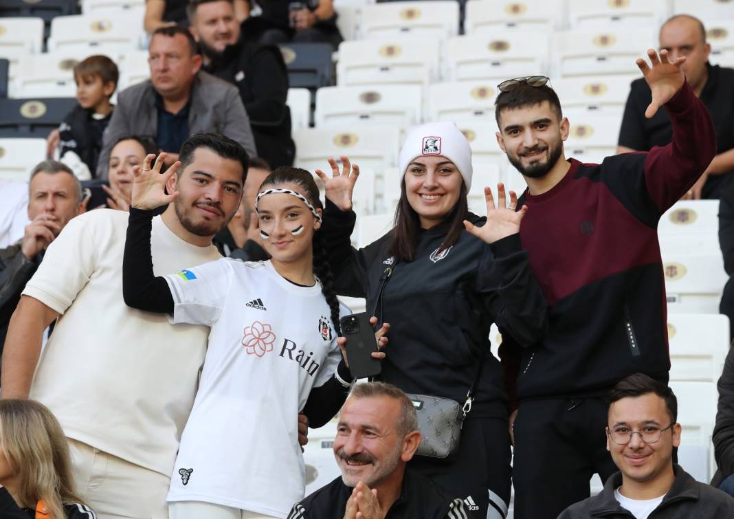 Beşiktaş Başakşehir maçı tribünlerinden muazzam kareler 33